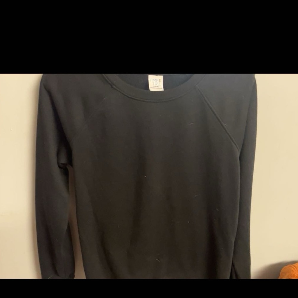 black plain crewneck